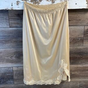 Vassarette Half Slip Size Medium Beige Lace Elastic Waist Vintage